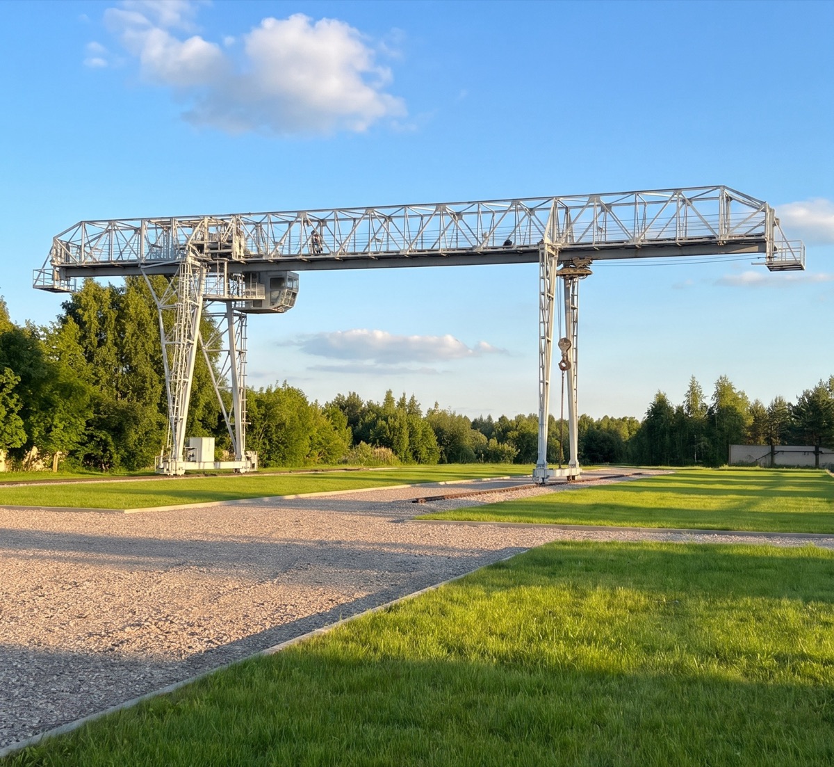 Козловой кран КК 20-32 на территории базы летом